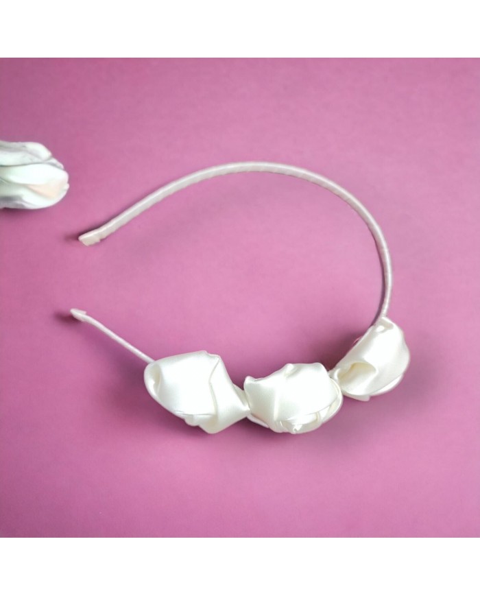 capelli ordinati cerchietto colore panna in raso leggero con tre fiori in tinta