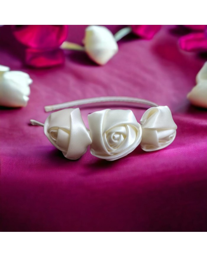 capelli ordinati cerchietto colore panna in raso leggero con tre fiori in tinta