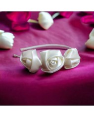 capelli ordinati cerchietto colore panna in raso leggero con tre fiori in tinta